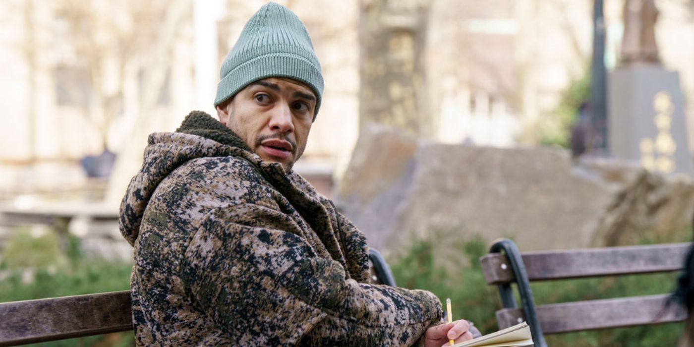 Bobby Reyes, de Law & Order (interpretado por Rick Gonzalez), está sentado em um banco de parque com um moletom camuflado