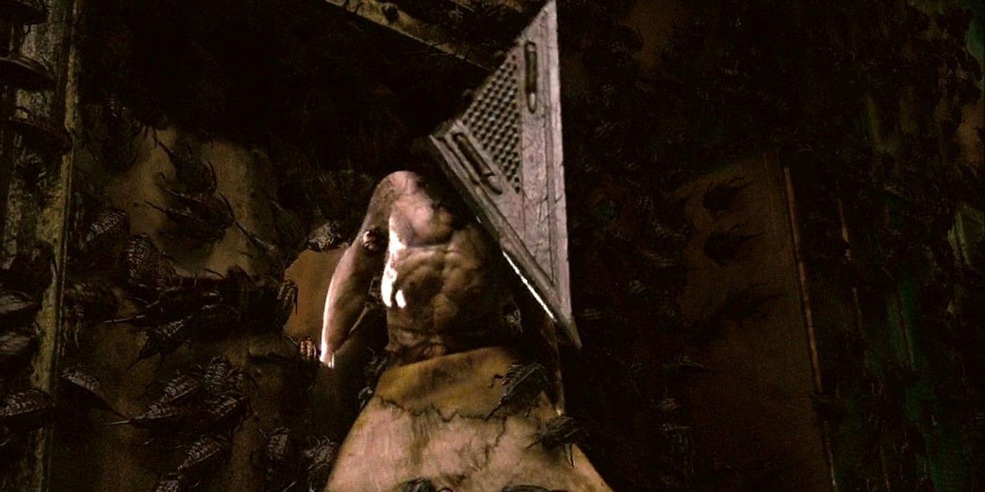Pyramid Head tenta destrancar a porta entrando no buraco em Silent Hill