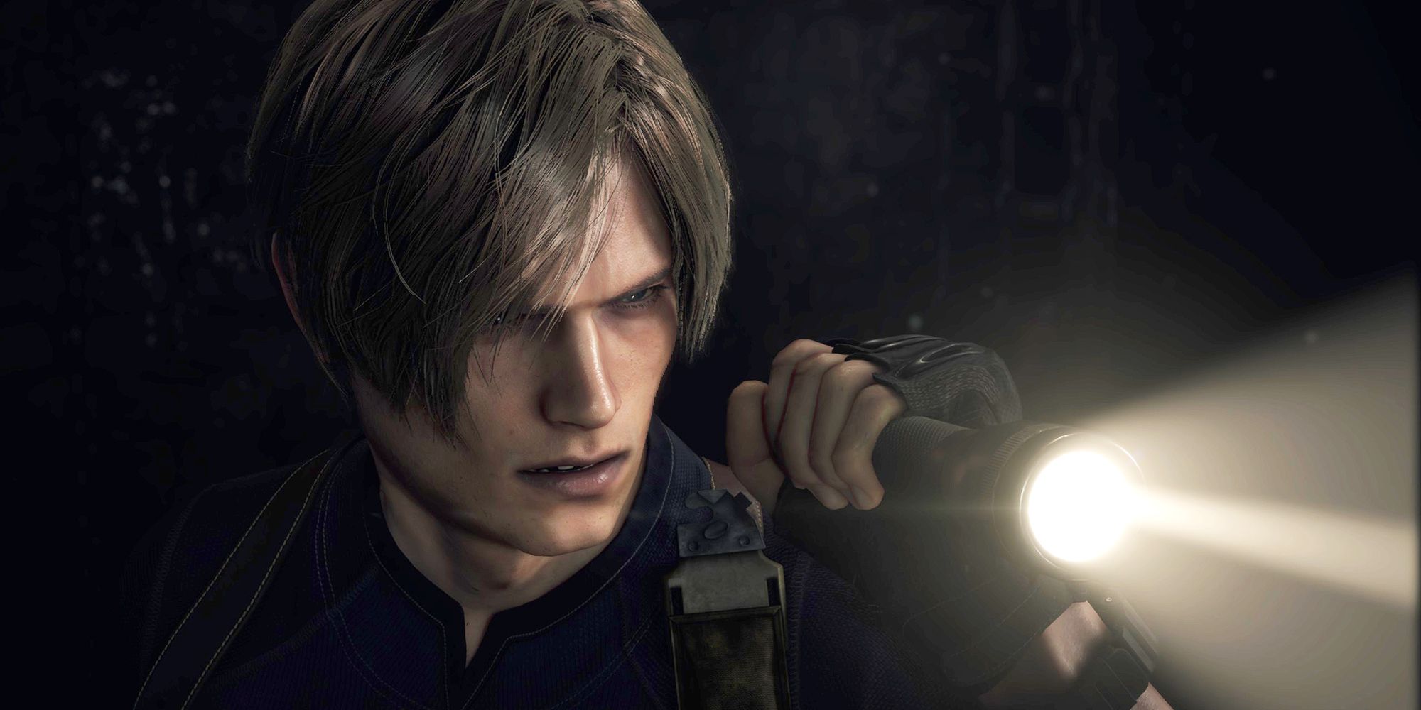 Leon de Resident Evil 4 segurando uma lanterna