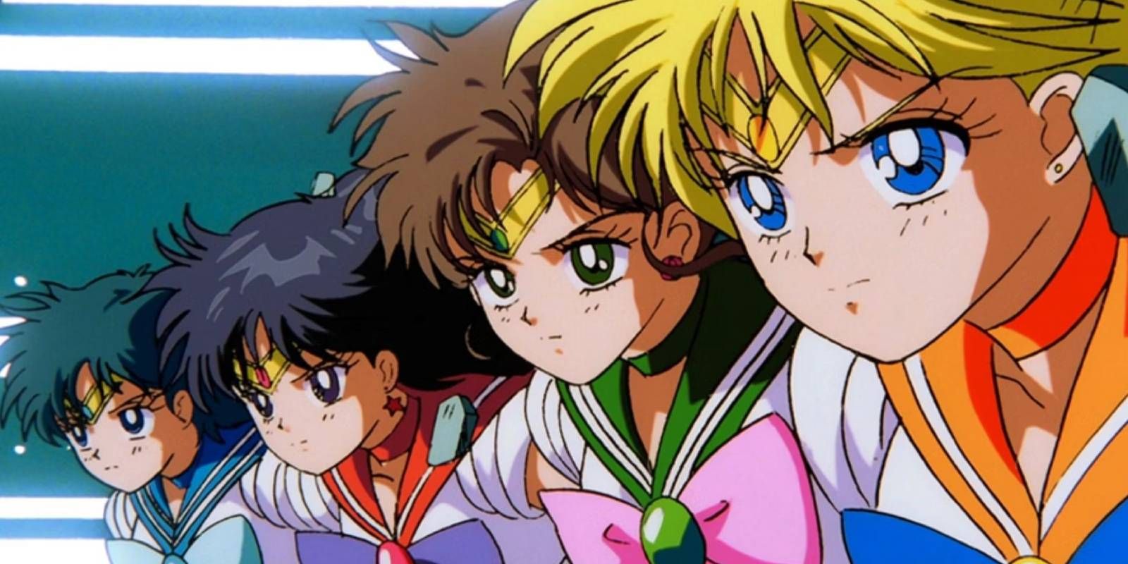 Os Sailor Scouts se preparam para atacar em Sailor Moon.