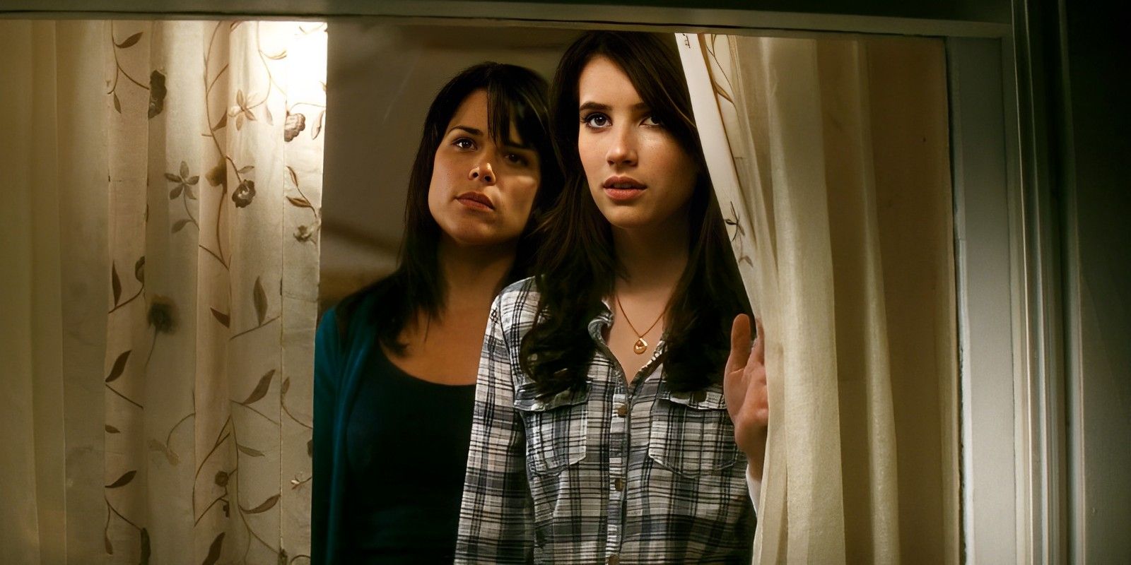 Jill Roberts and Sidney Prescott at the window in Scream 4