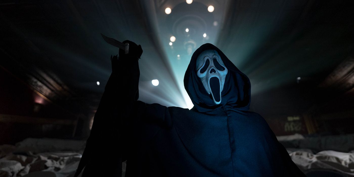 Ghostface levanta uma faca em Scream VI