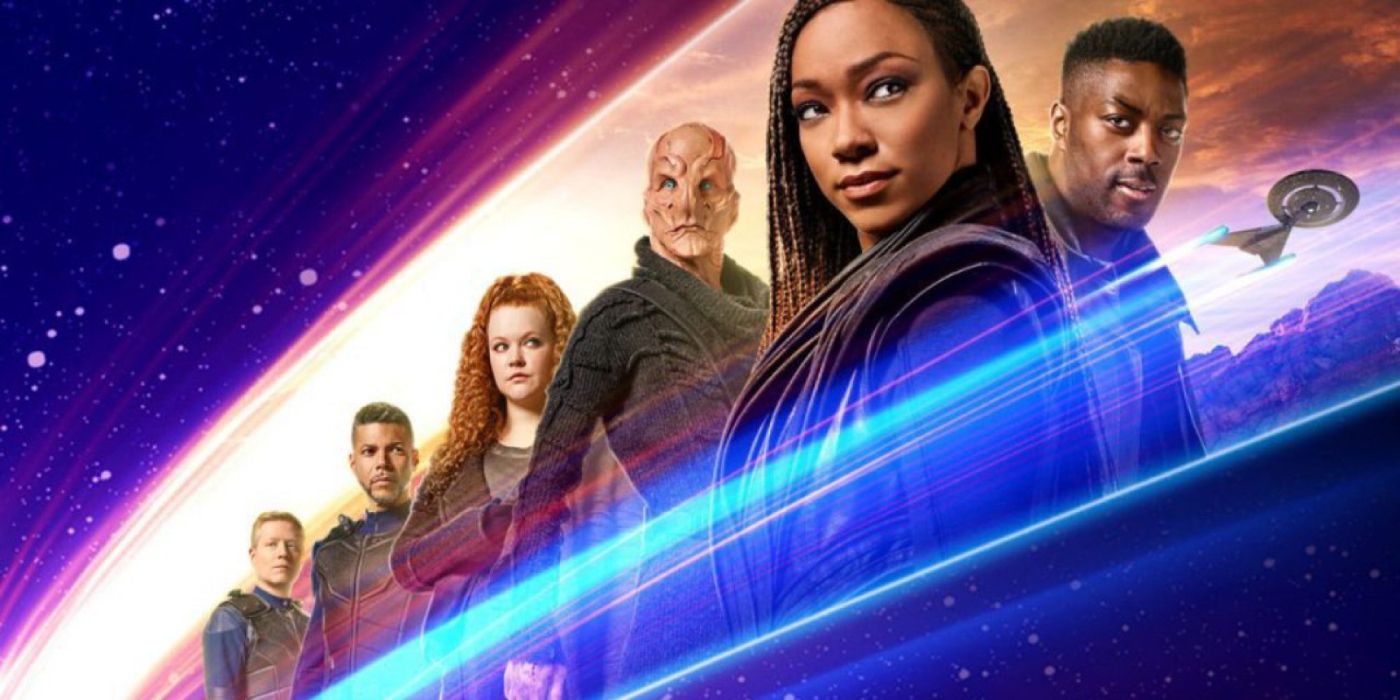 Elenco de Star Trek Discovery alinhado com os efeitos da galáxia ao seu redor.