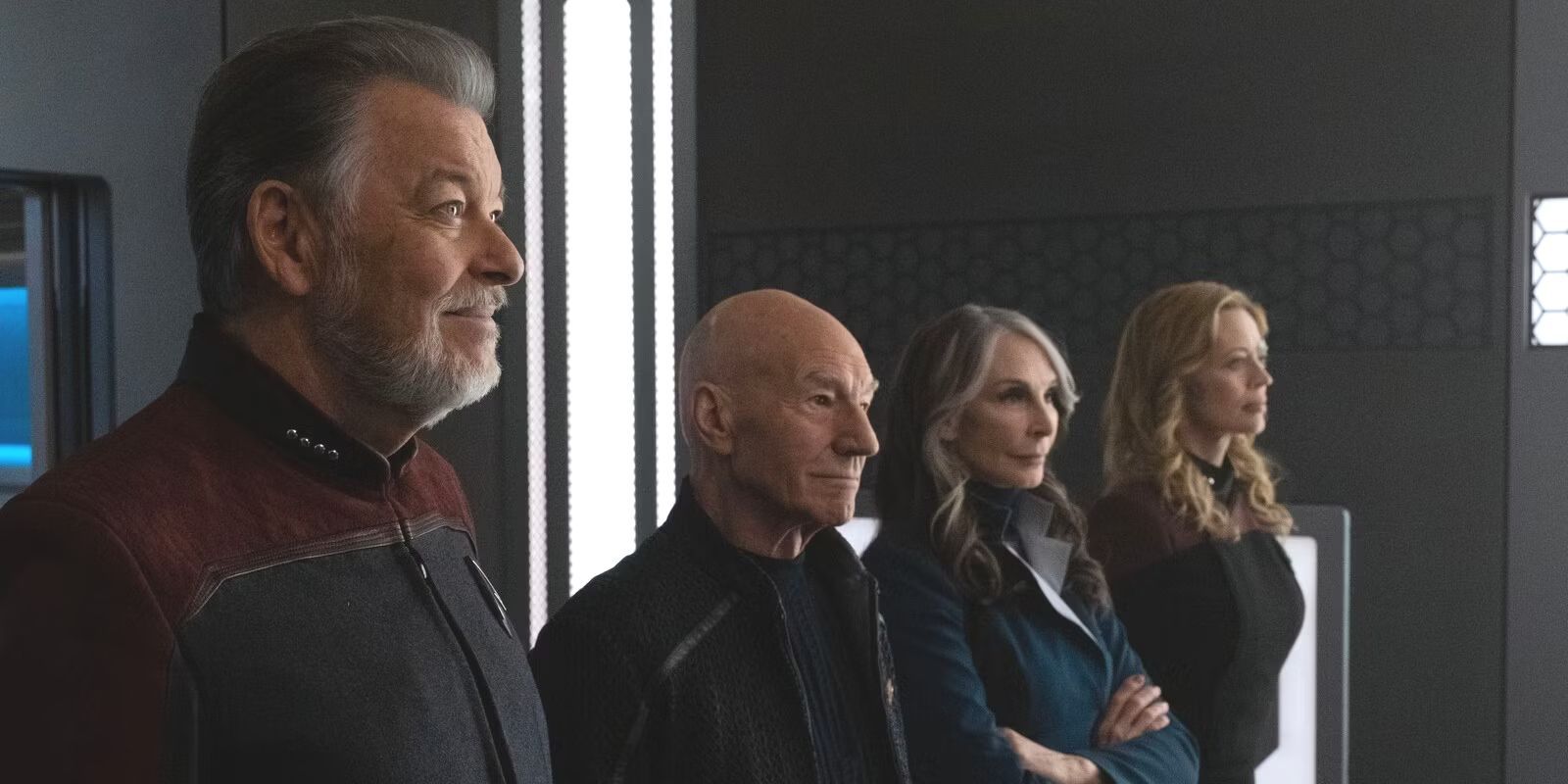 Riker, Picard, Crusher e Seven of Nine de Star Trek estão juntos em uma linha