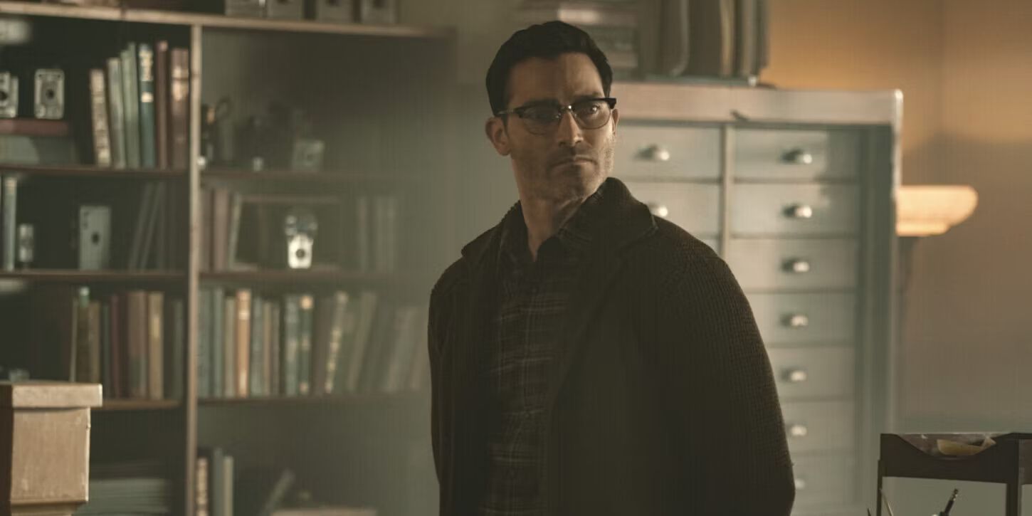 Superman & Lois 'Clark Kent está em um escritório em uma camisa preta