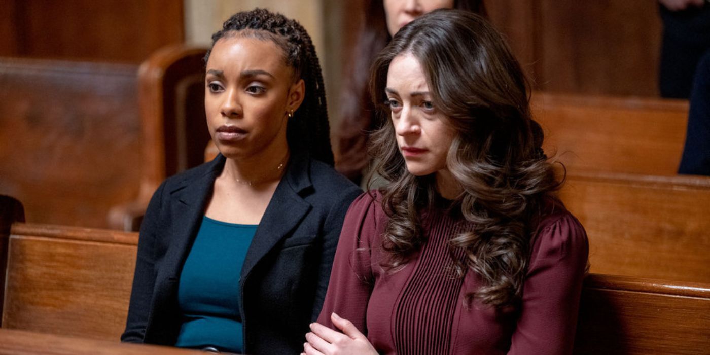 Departamento de SVU  Toni Churlish senta-se com a vítima Zoe Greene na galeria do tribunal