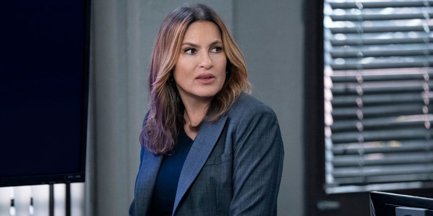 Olivia Benson da SVU (interpretada por Mariska Hargitay) em seu escritório, olhando para alguém fora da câmera