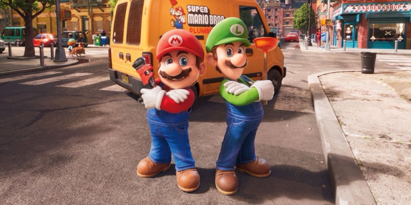 Mario e Luigi de costas um para o outro segurando desentupidores em The Super Mario Bros. Movie