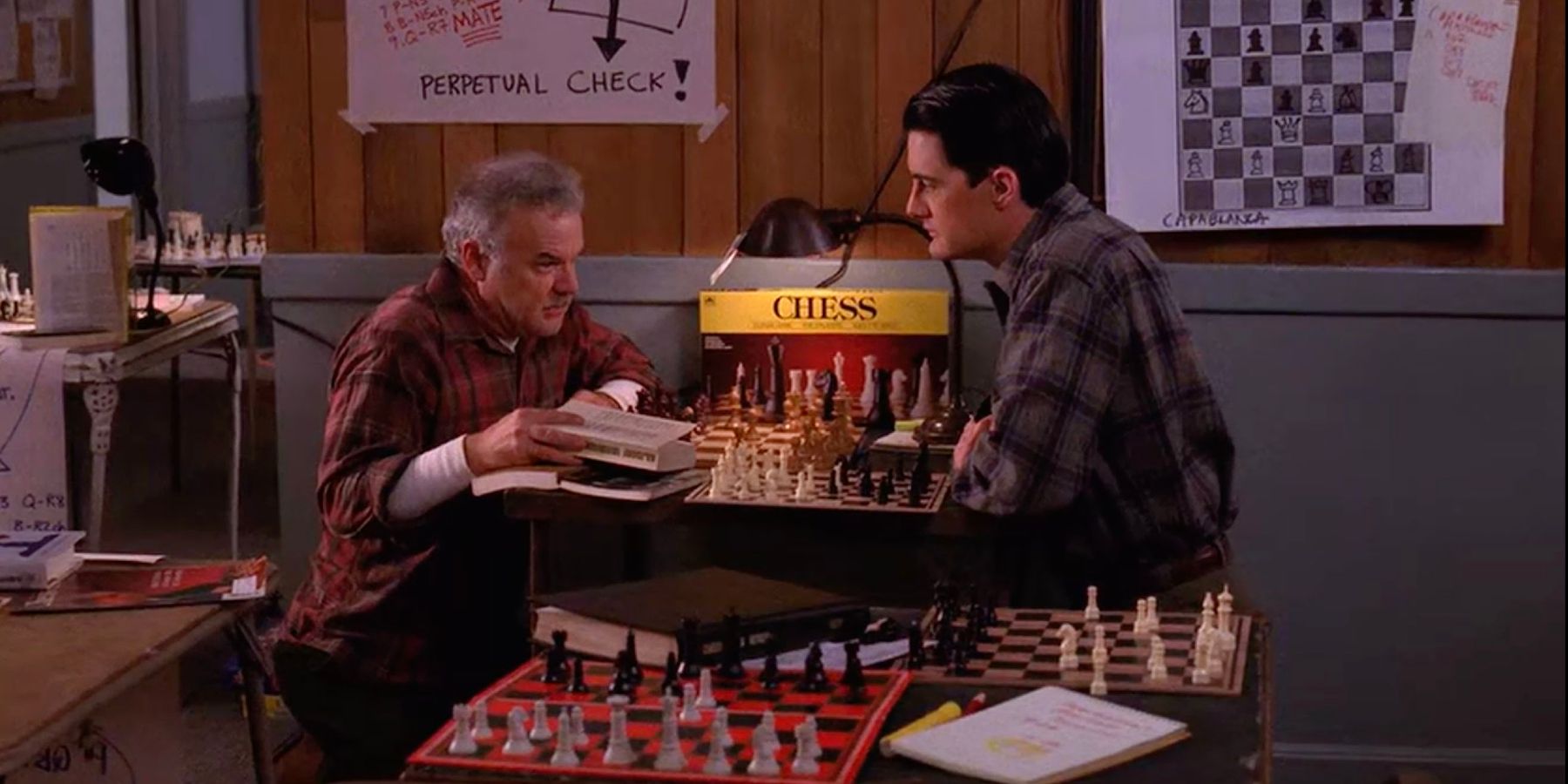 Twin Peaks Jack Nance's Pete Martell play chess with Kyla Maclachlan's Dale Cooper