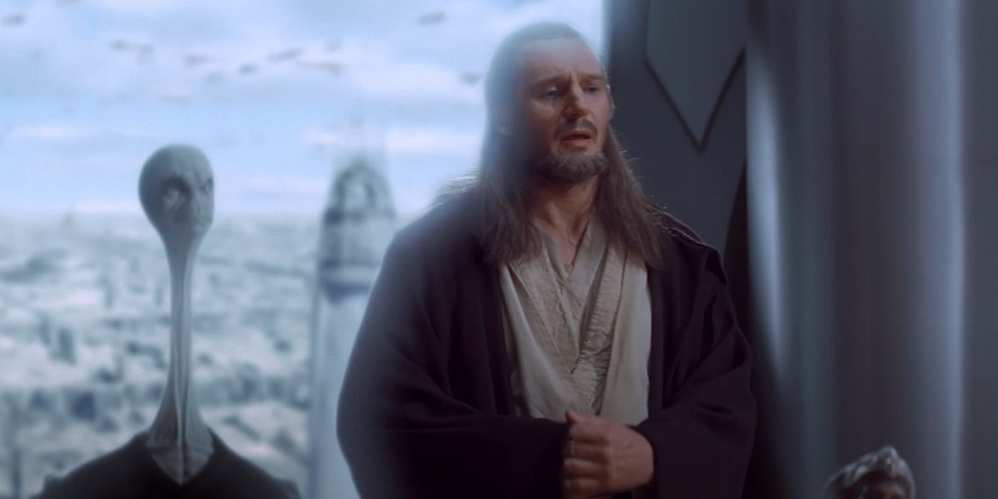 Yarael Poof senta-se atrás de Qui-Gon Jinn enquanto ele se dirige ao conselho em Star Wars: The Phantom Menace.