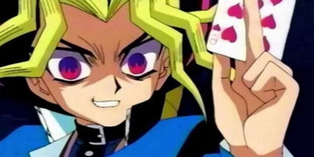 Yu-gi-oh sezon sıfırdan Yami Yugi bir kart tutuyor.