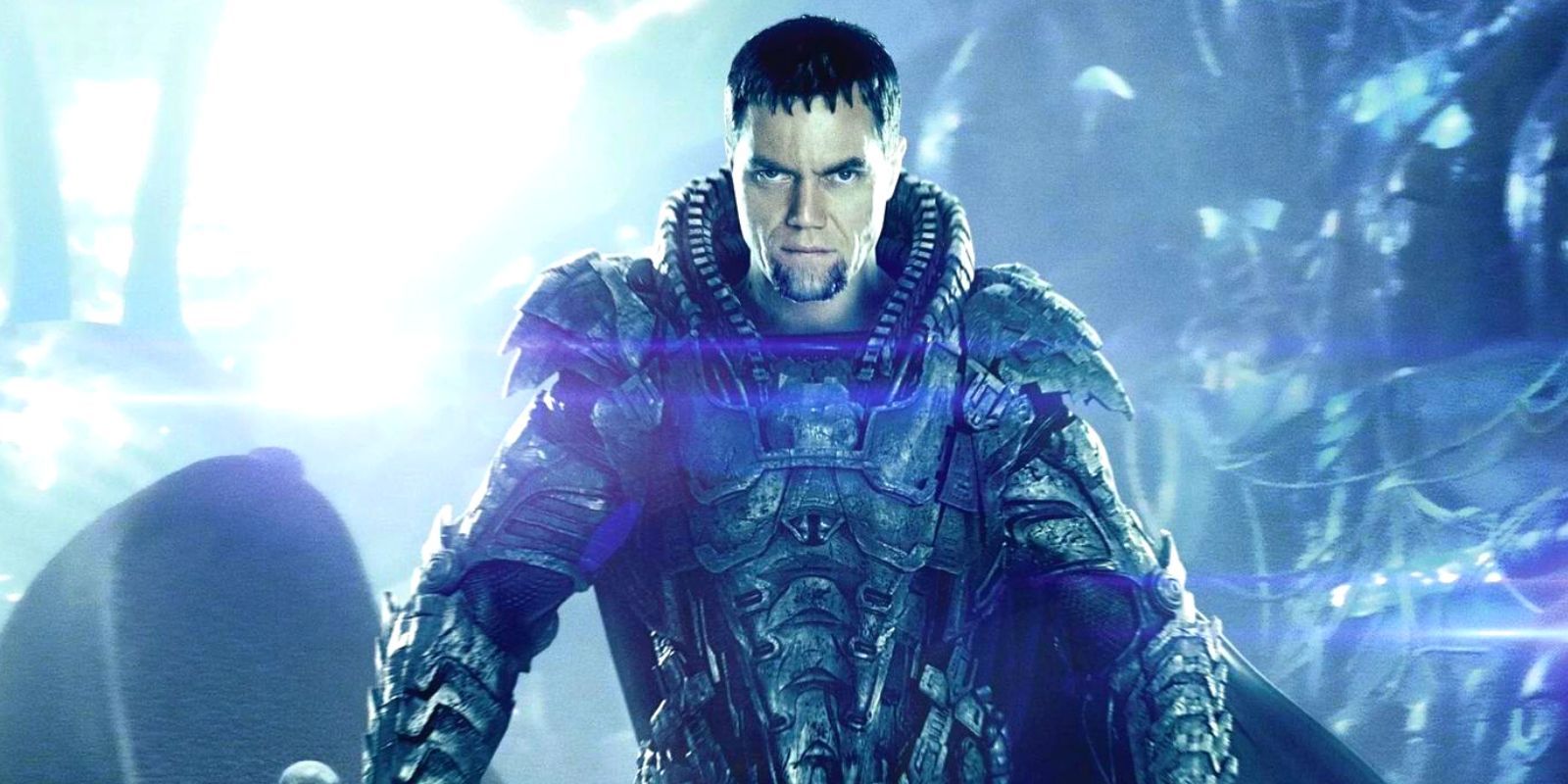 General Zod com armadura completa, parado com uma luz ofuscante atrás dele