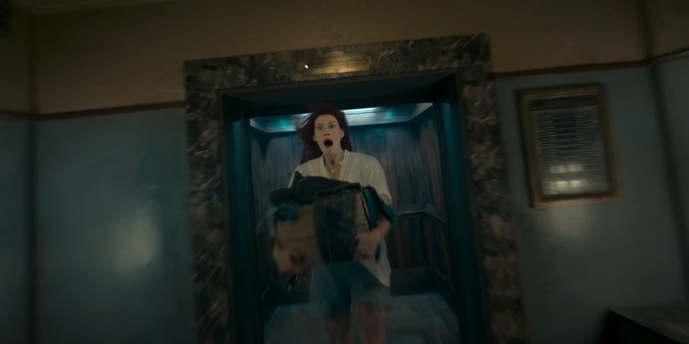 Ellie sendo puxada para dentro do elevador em Evil Dead Rise