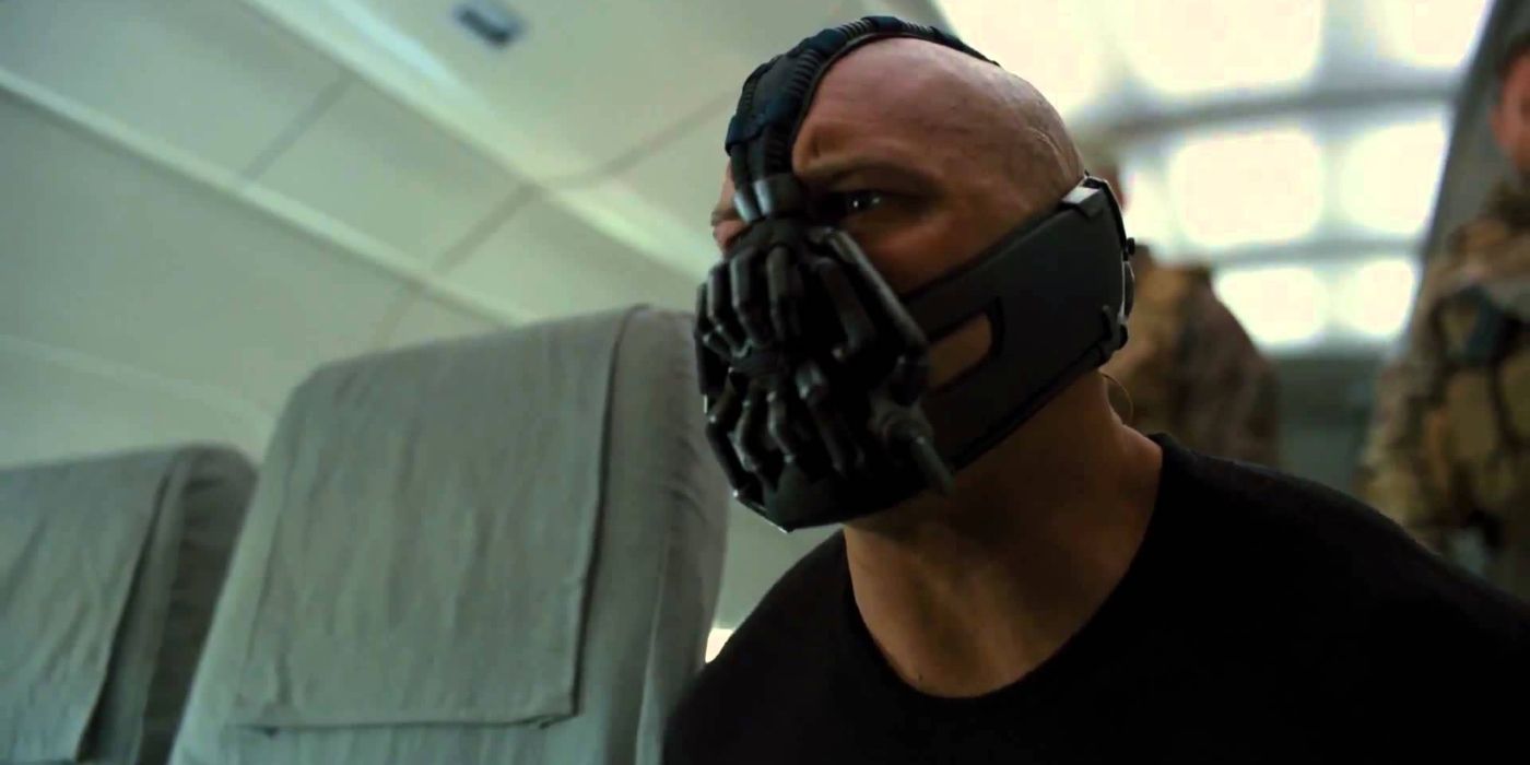 Bane atacando o avião da CIA em The Dark Knight Rises