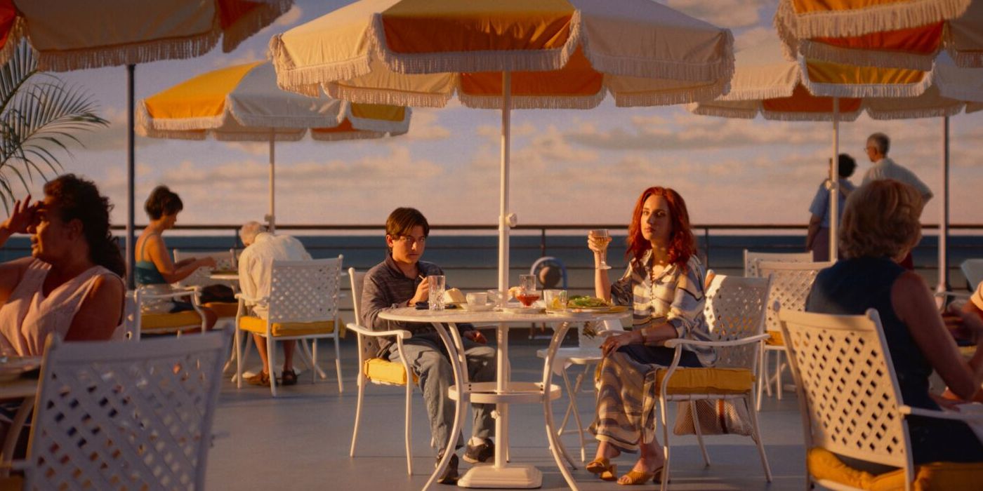 Beau e sua mãe, Mona, sentam-se à mesa no convés de um navio de cruzeiro em Beau Is Afraid.