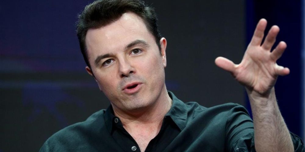 Seth MacFarlane falando durante uma entrevista.