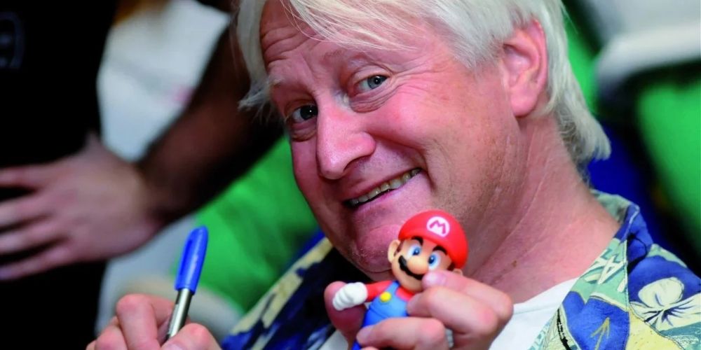 Charles Martinet segurando Mario.