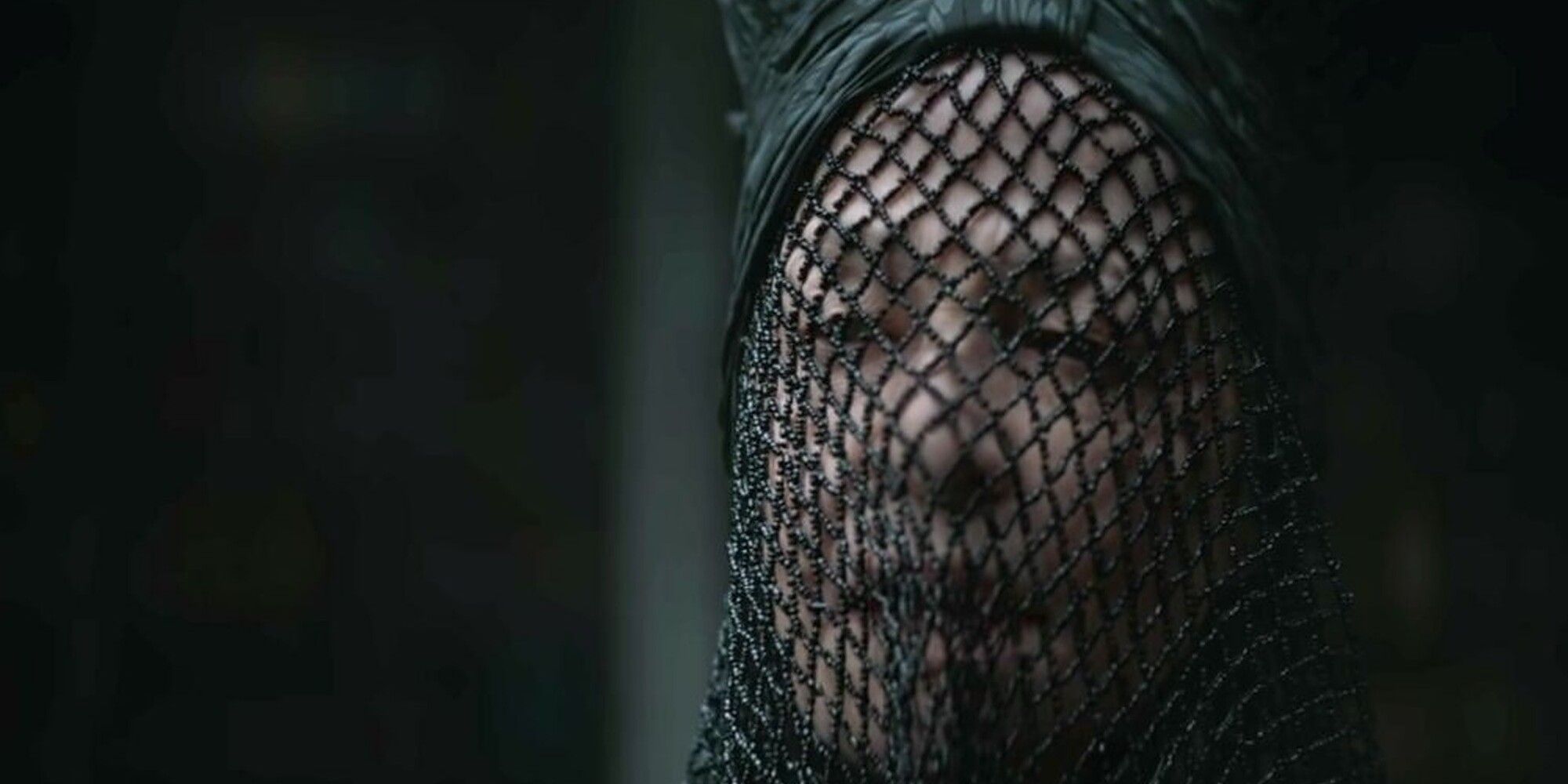 Gaius Helen Mohiam, Reverenda Madre da Bene Gesserit, tem o rosto coberto por um véu em Duna.