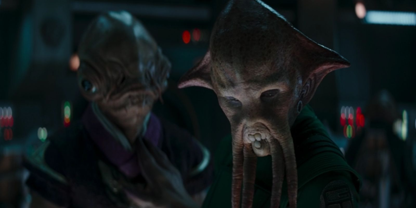 O capitão Shuggoth parece em conflito enquanto o príncipe Mon Calamari parece angustiado ao fundo em The Mandalorian