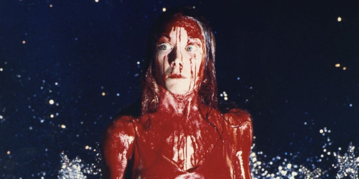 Sissy Spacek como Carrie White coberta de sangue no filme de Carrie