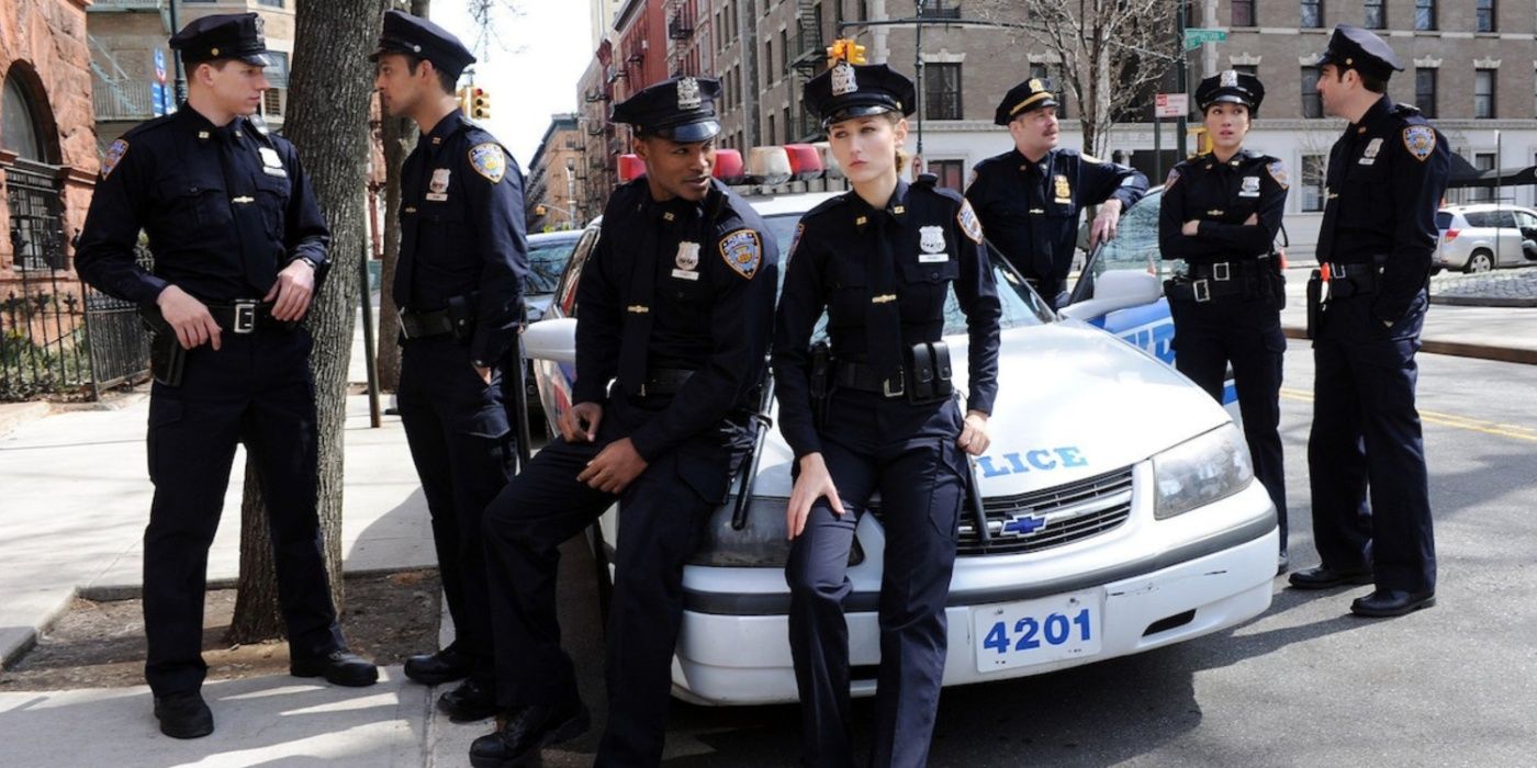 Des agents sont assis autour d'une voiture de police sur NYC 22