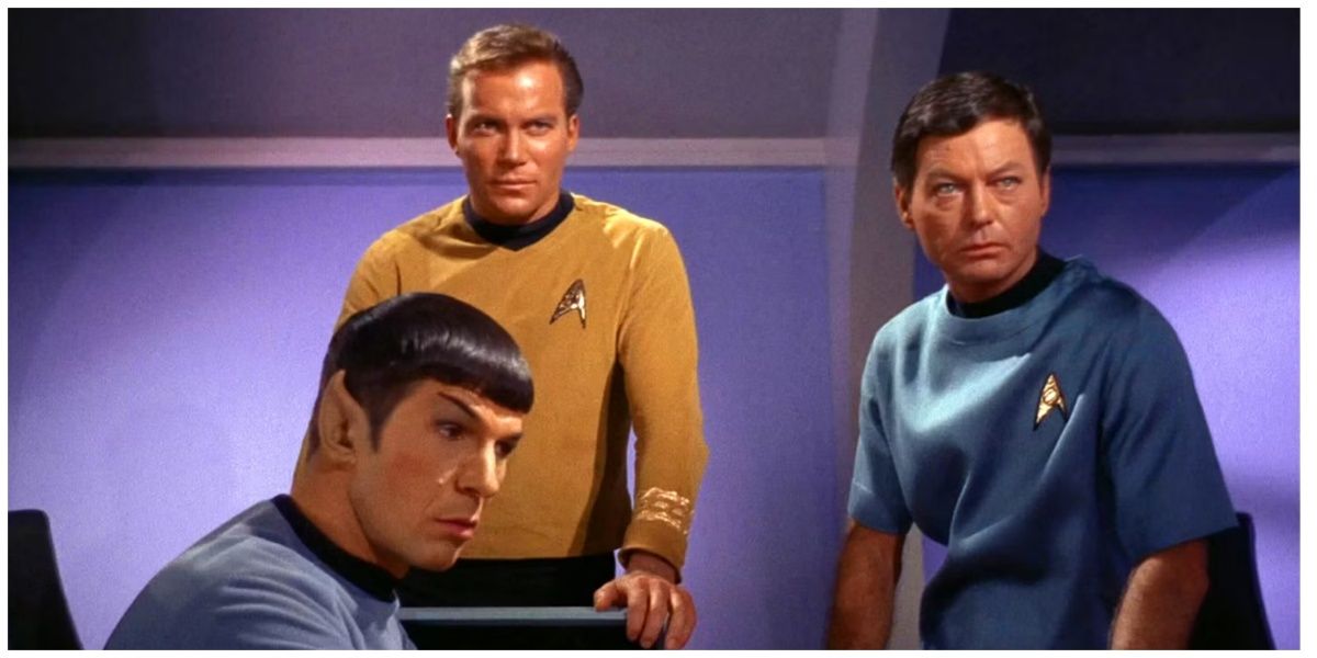 Spock, Kirk, McCoy em Star Trek: The Original Series a bordo de um navio.