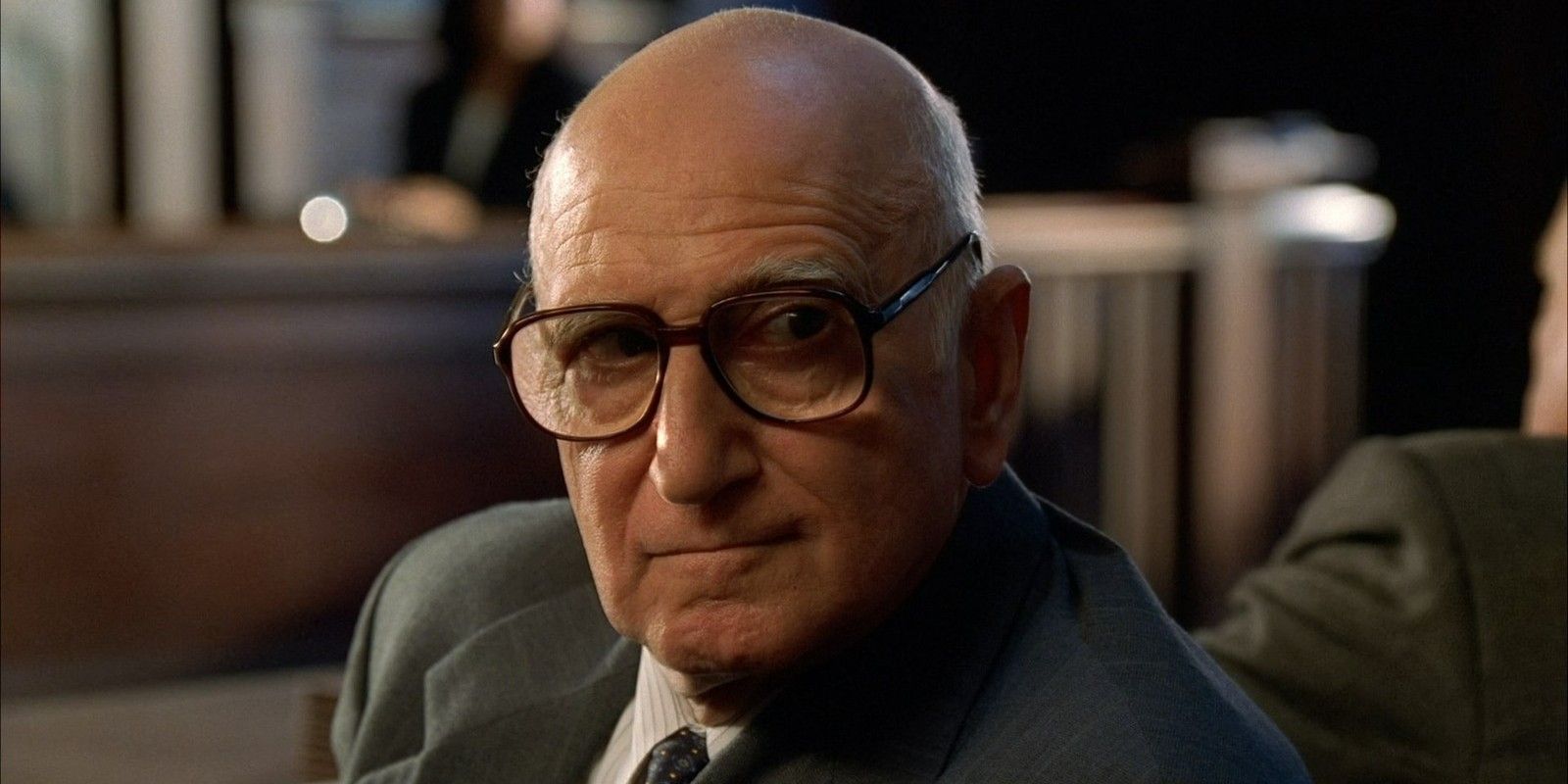 Corrado Junior Soprano se vira e faz um olhar presunçoso em Os Sopranos