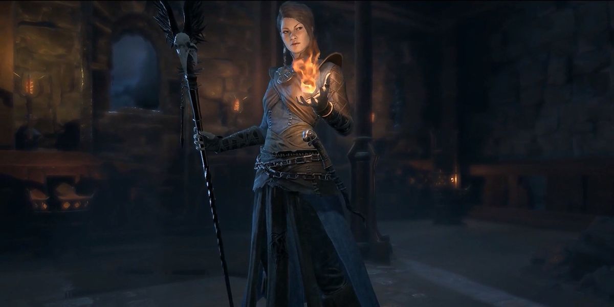 Une sorcière tient un bâton dans une main et une boule de feu dans l'autre dans Diablo 4