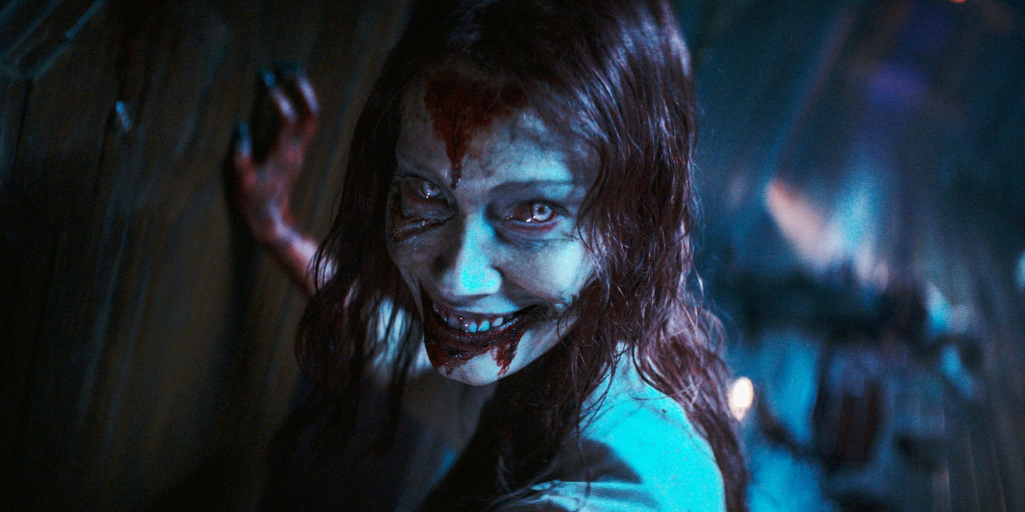 A Ellie de Alyssa Sutherland sorri assustadoramente enquanto estava possuída em Evil Dead Rise.