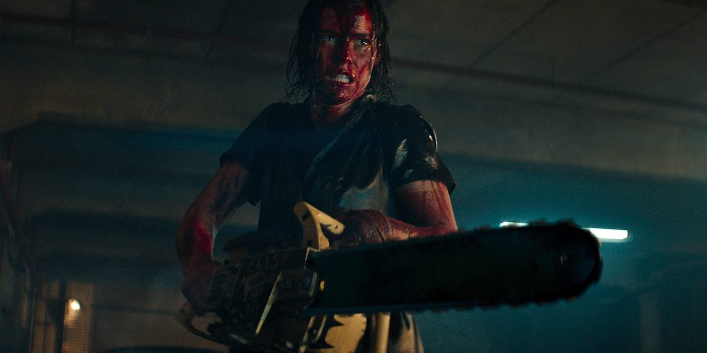 Evil Dead Rise's Beth wields a chainsaw while covered in blood like Ash Williams.