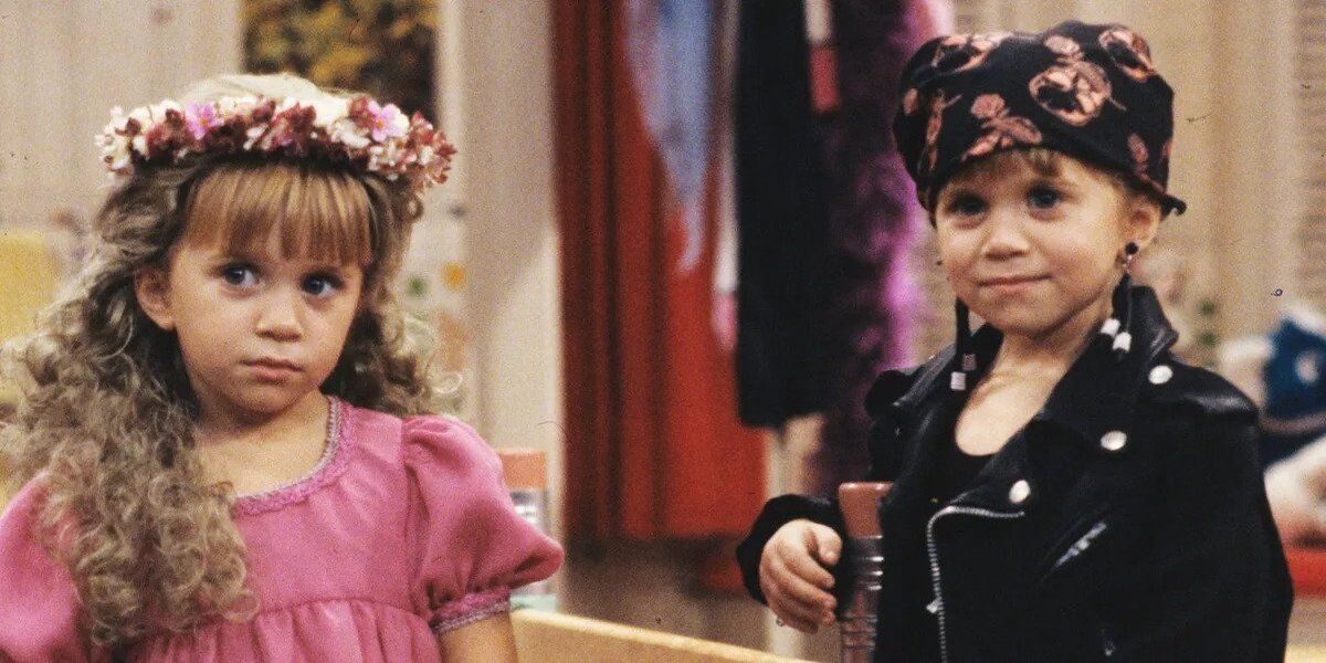 Mary-Kate and Ashley Olsen plays dress-up during Full House scene