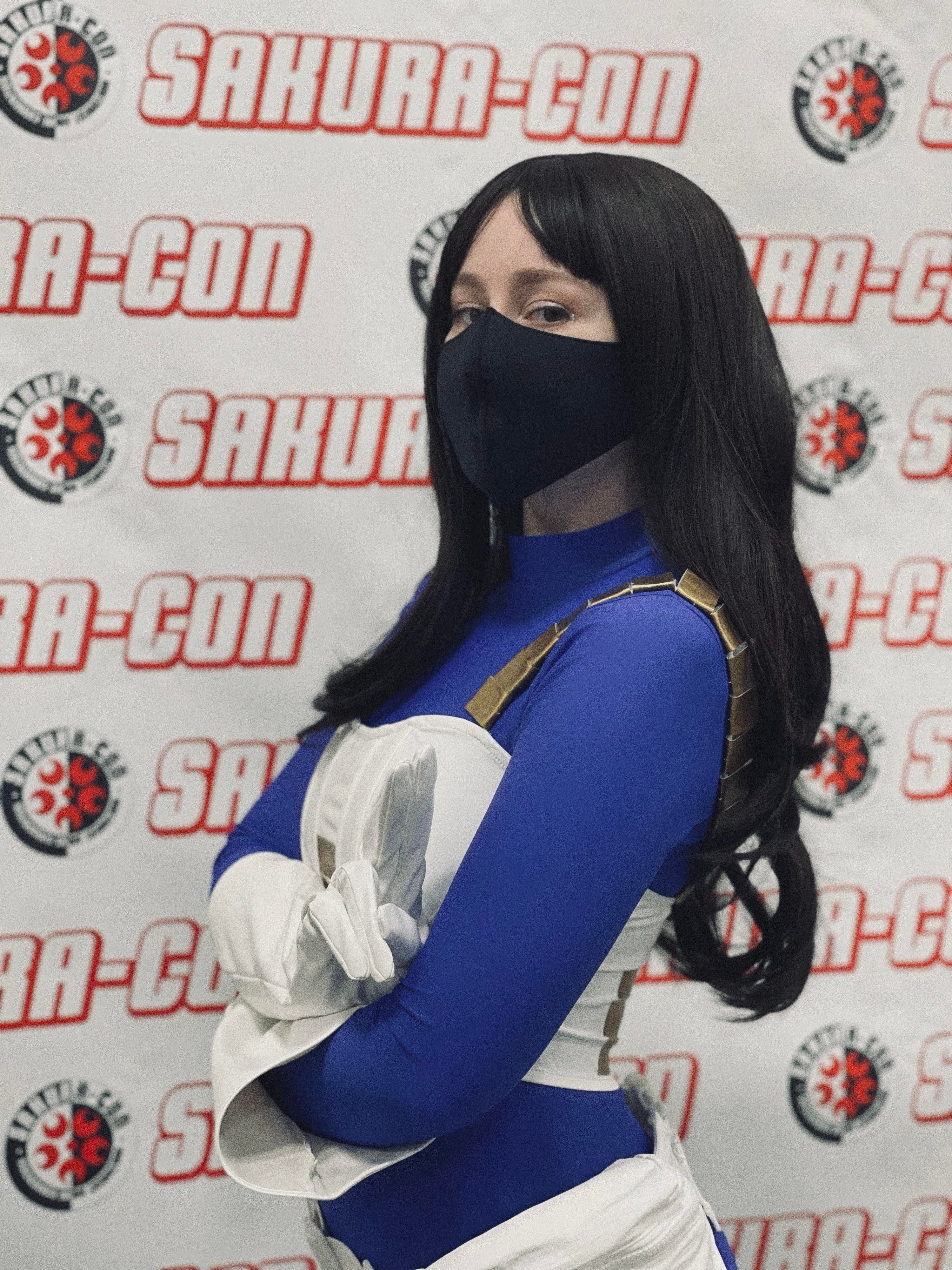 Cosplay de Vegeta com gênero trocado postado por Leftovernick no Reddit apresentando uma mulher Saiyajin de cabelos negros em armadura azul e branca