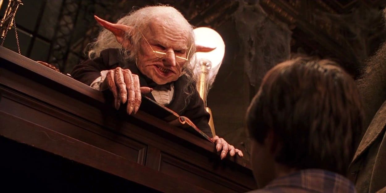 Griphook the Goblin hablando con Harry Potter en Gringotts Wizarding Bank