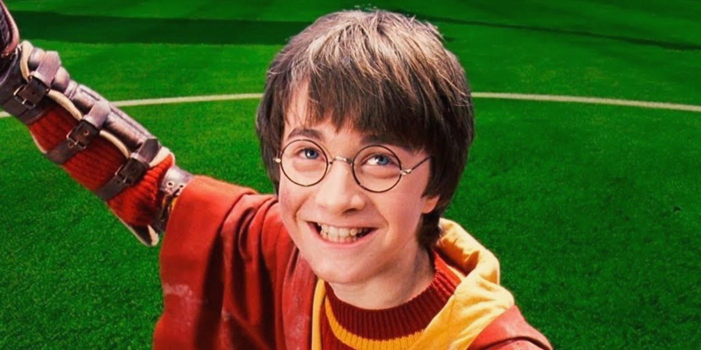 Harry Potter, interpretado por Daniel Radcliffe, está jogando Quadribol em Harry Potter e a Pedra Filosofal.
