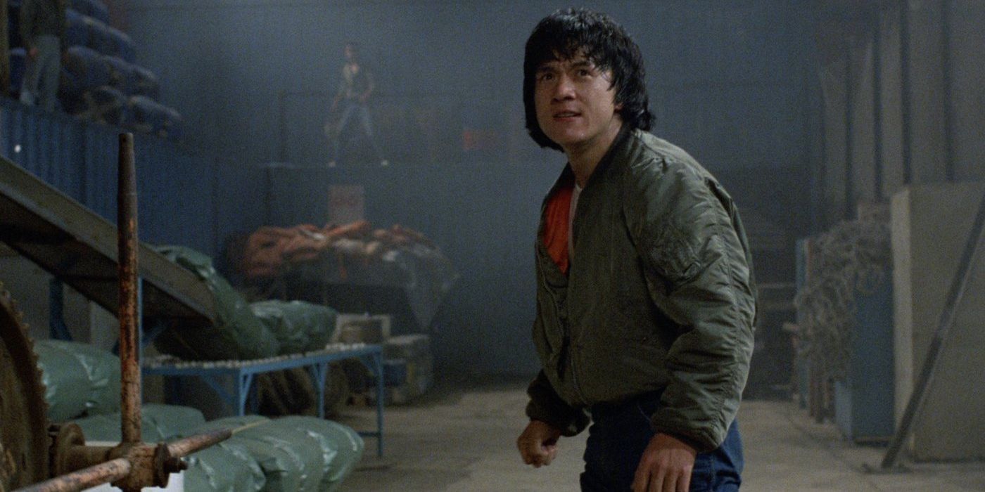 Billy Wong de Jackie Chan debout dans une réserve sombre dans The Protector.