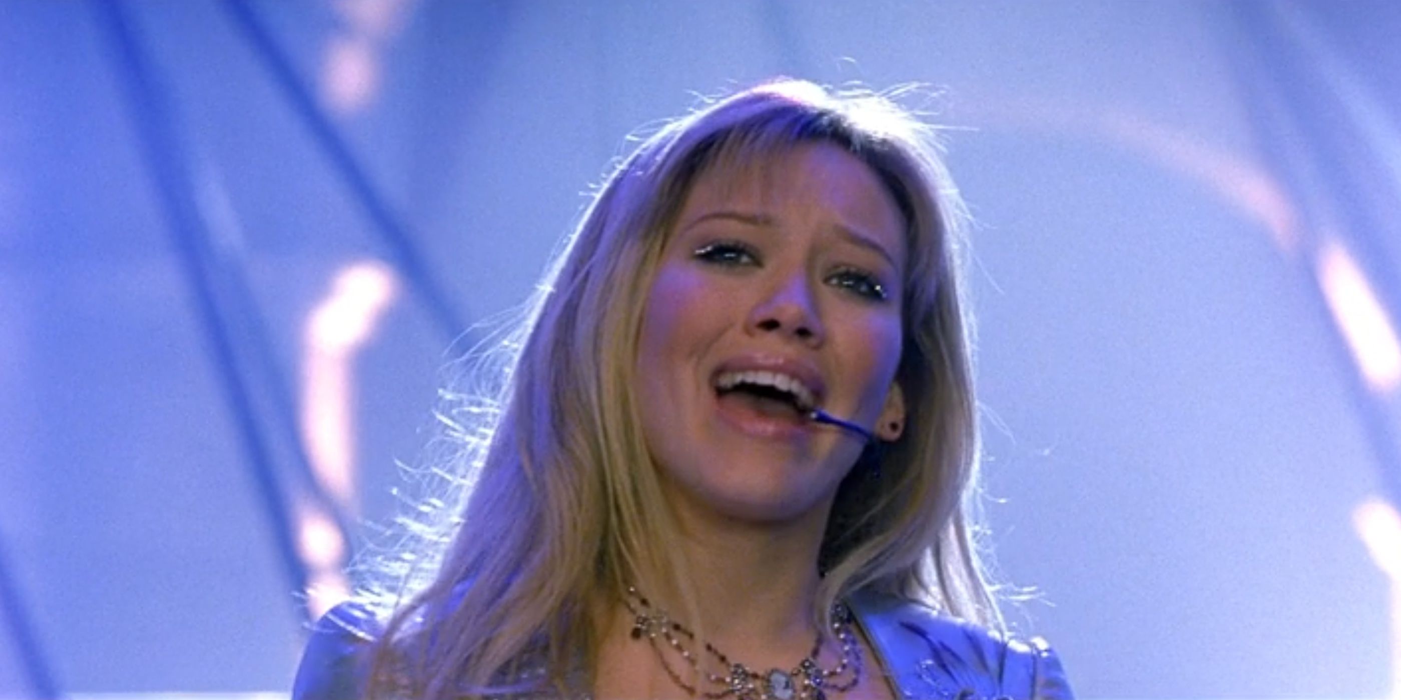 Lizzie McGuire no palco se apresentando em The Lizzie McGuire Movie