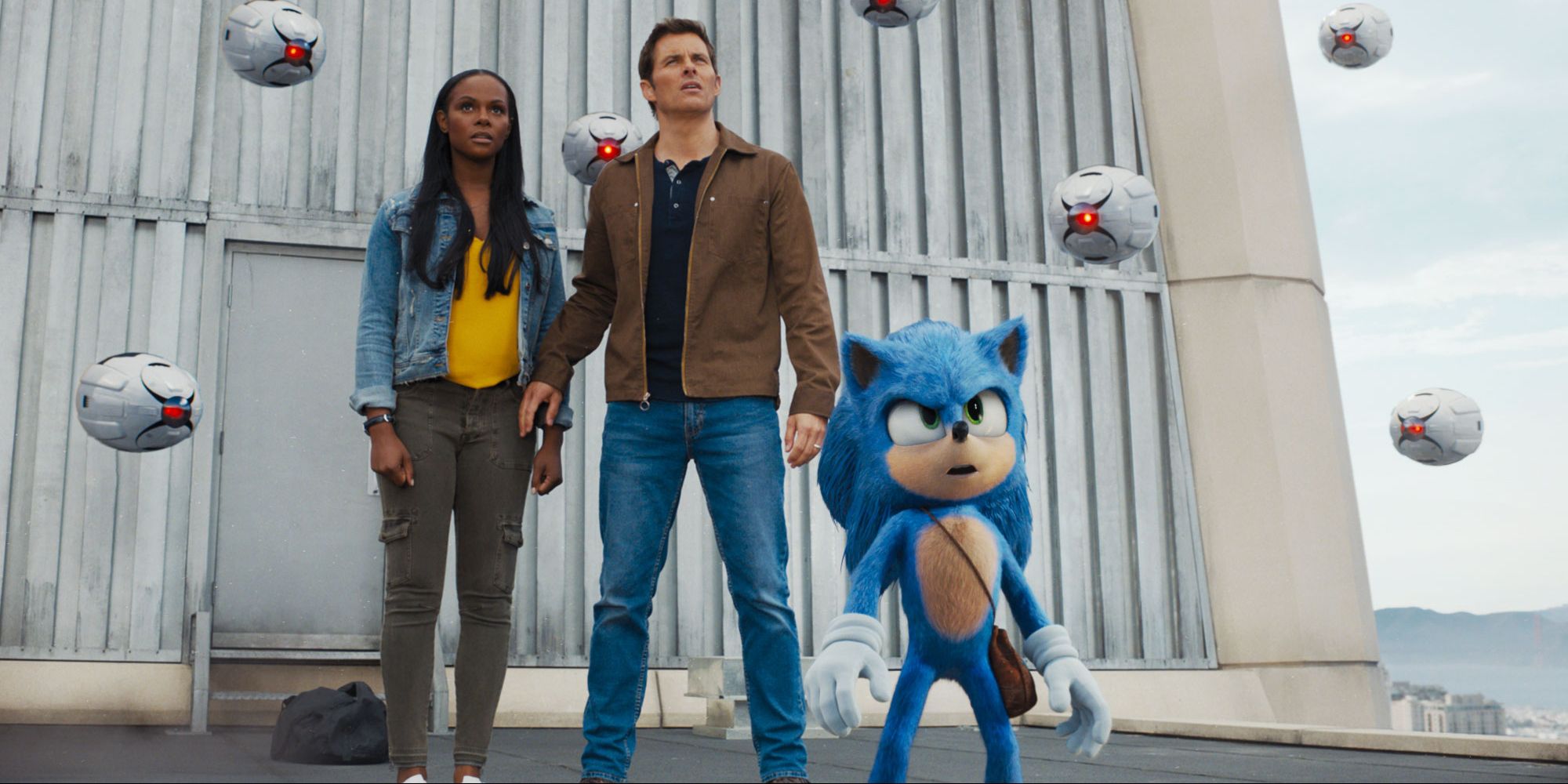 Maddie, Tom e Sonic estão cercados por drones em Sonic the Hedgehog
