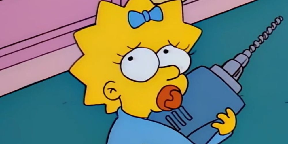 Maggie de Los Simpson sostiene un taladro y mira preocupada detrás de su hombro.