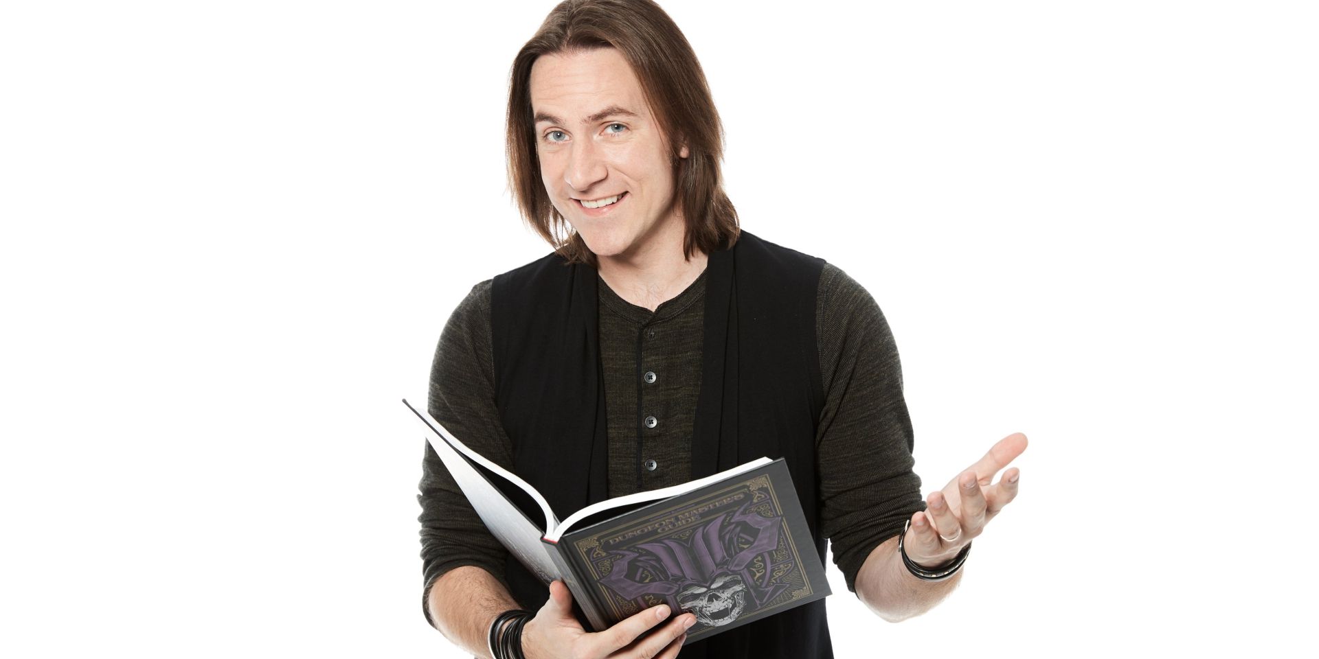 Matthew Mercer segurando um livro em uma imagem em miniatura para Critical Role.