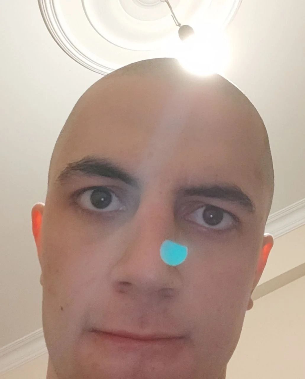 Cosplay de Saitama de baixo orçamento mostrando um homem careca com uma luz acima da cabeça
