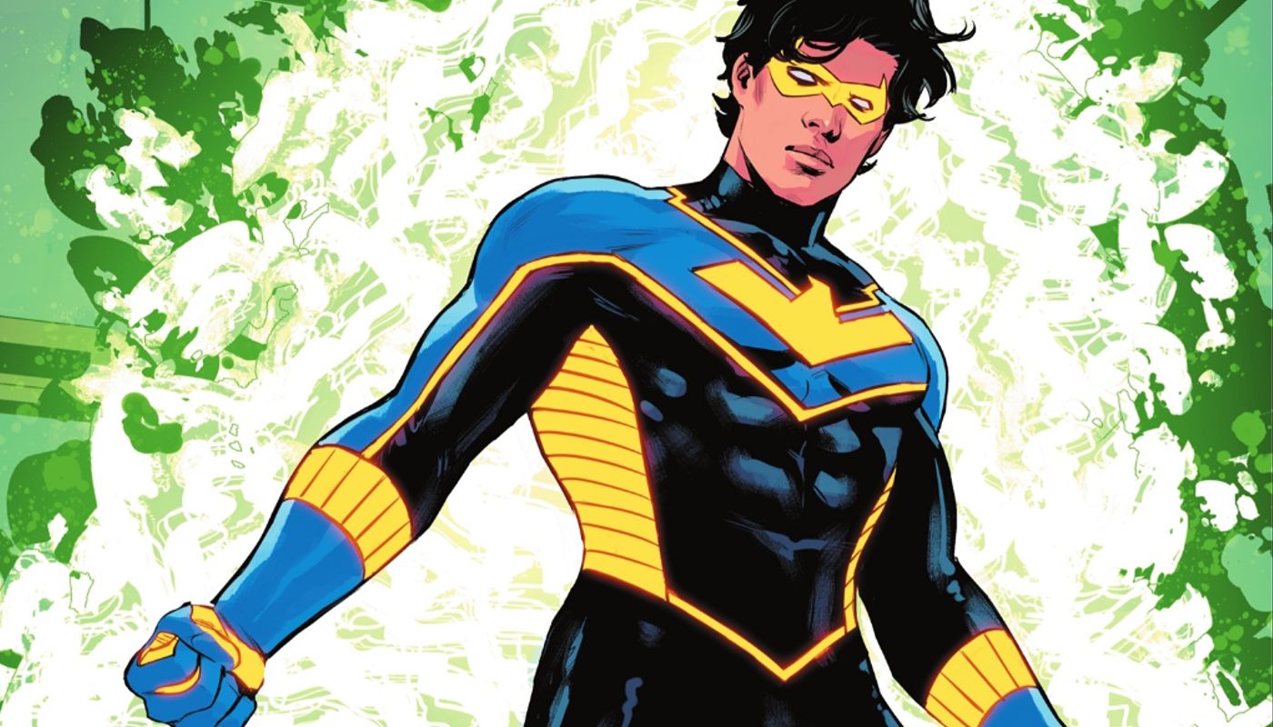 Nightwing flutuando no ar em um novo traje preto, azul e amarelo Nightwing.  Seu emblema no peito e detalhes em amarelo estão brilhando, incluindo sua máscara de dominó, enquanto a energia demoníaca verde crepita ao seu redor.