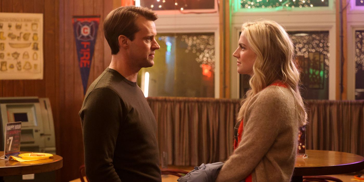 Chicago Fire - Casey (Jesse Spencer) e Brett (Kara Killmer) se olham no Molly's