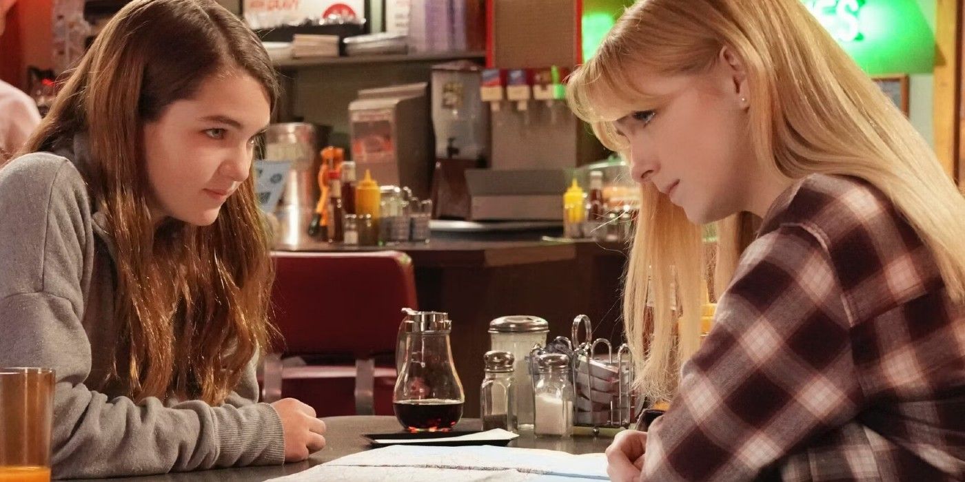 Paige e Missy comem em um restaurante em Young Sheldon