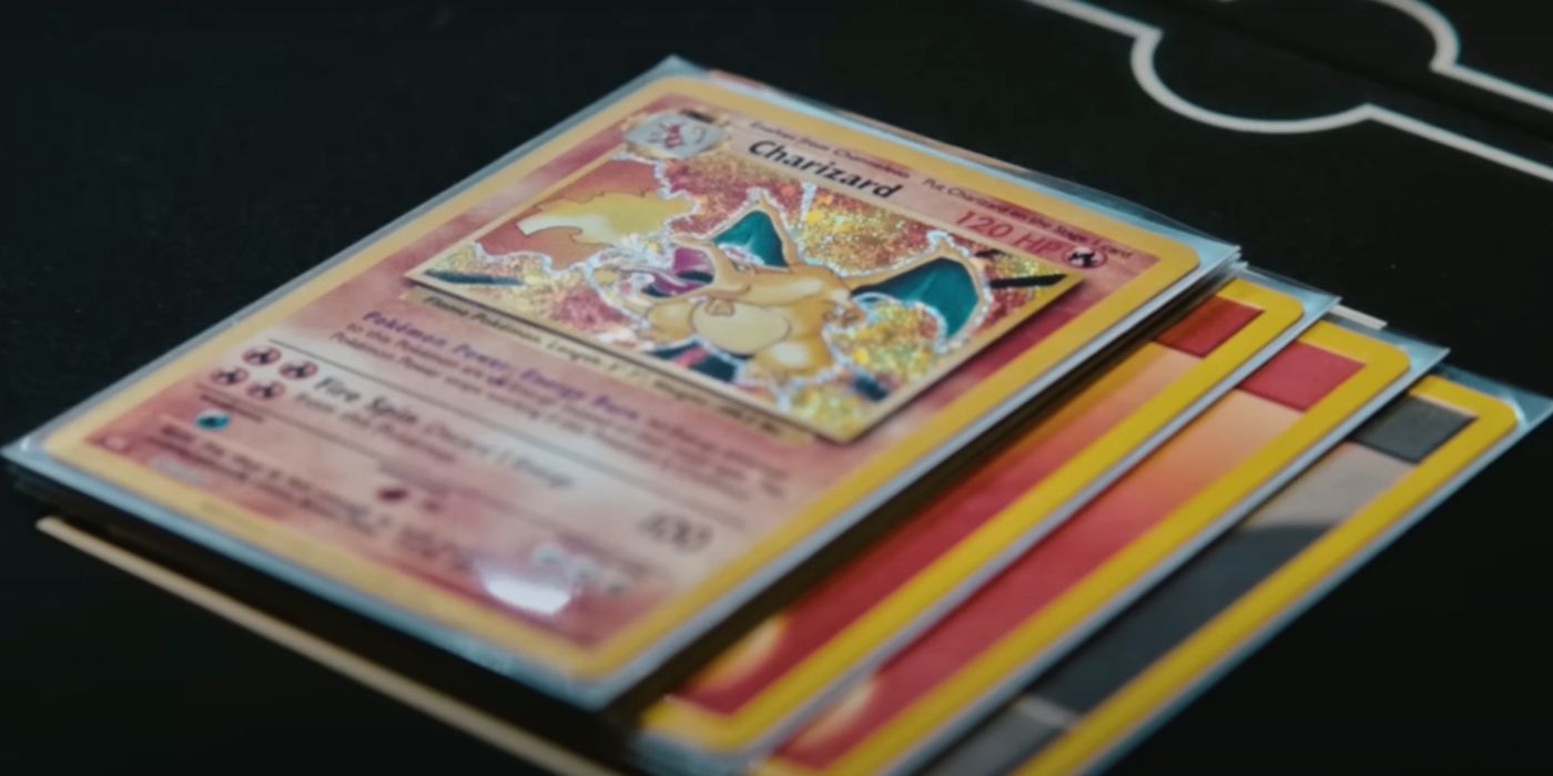 Um jogador usando o cartão Charizard Pokémon TCG em batalha.  Do anúncio Pokémon TCG Classic.