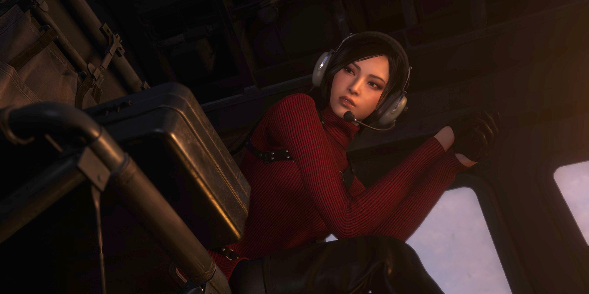 Ada Wong usando um fone de ouvido em um helicóptero olhando para uma maleta