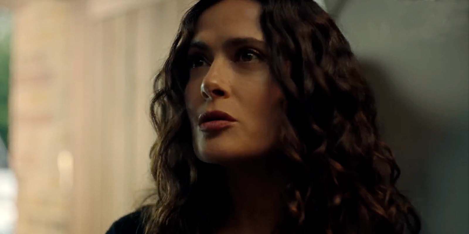 Salma Hayek parece perturbada com algo na sexta temporada de Black Mirror