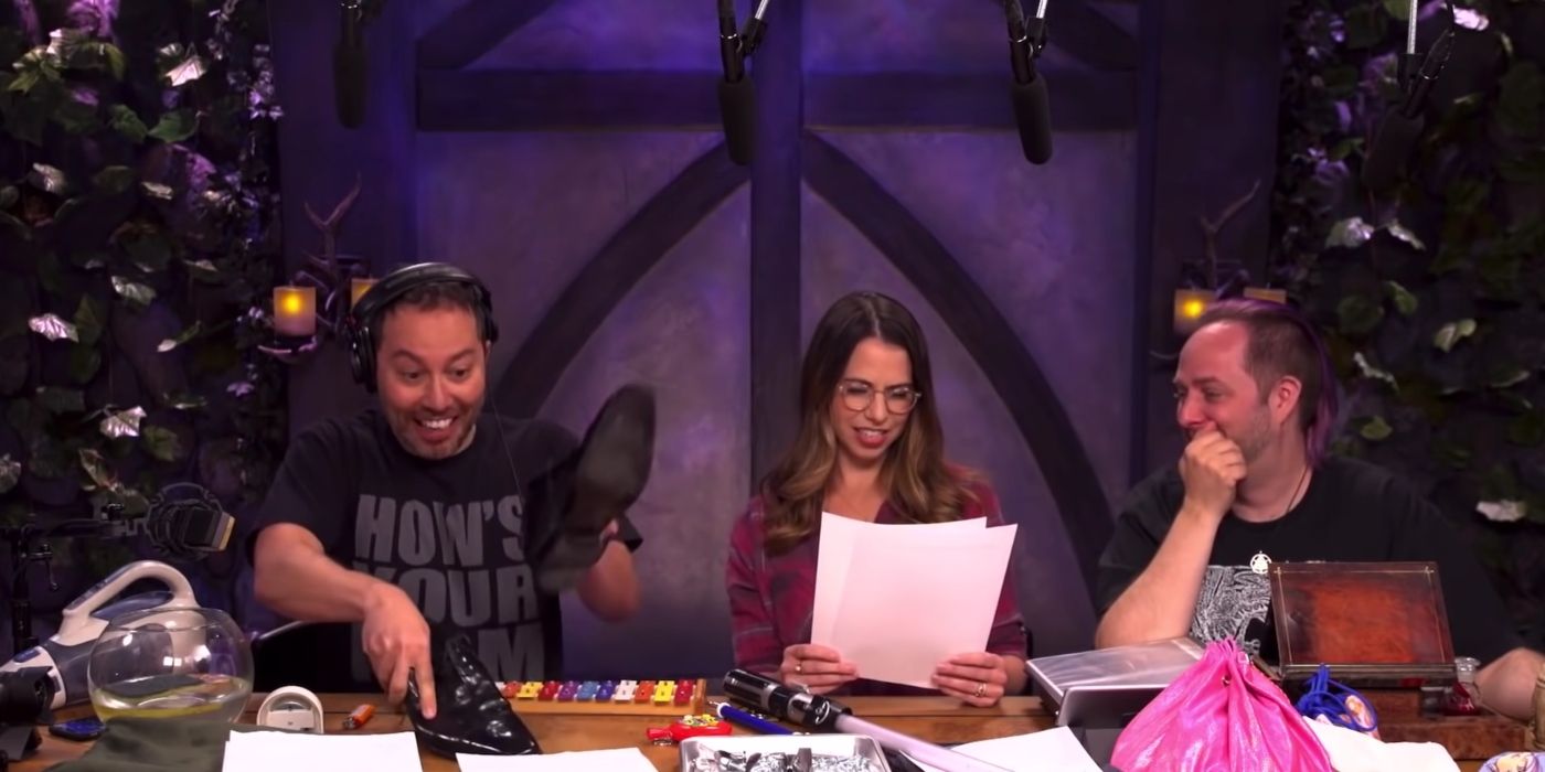 Sam Riegel fazendo os efeitos sonoros para uma peça de rádio em uma leitura de anúncio do Critical Role D&DBeyond