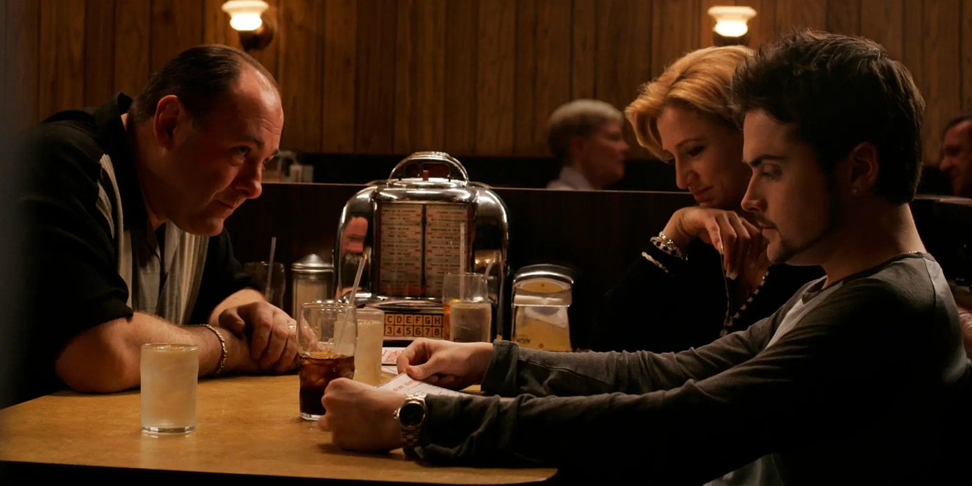 Tony se senta à mesa de jantar no final de Os Sopranos