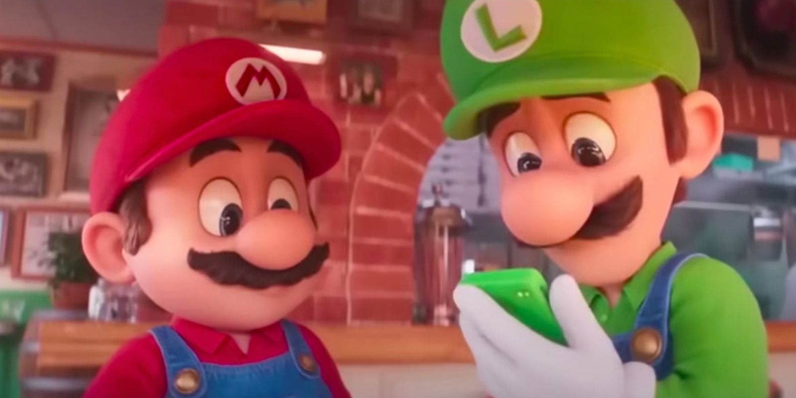 Luigi recebe um telefonema no filme The Super Mario Bros.
