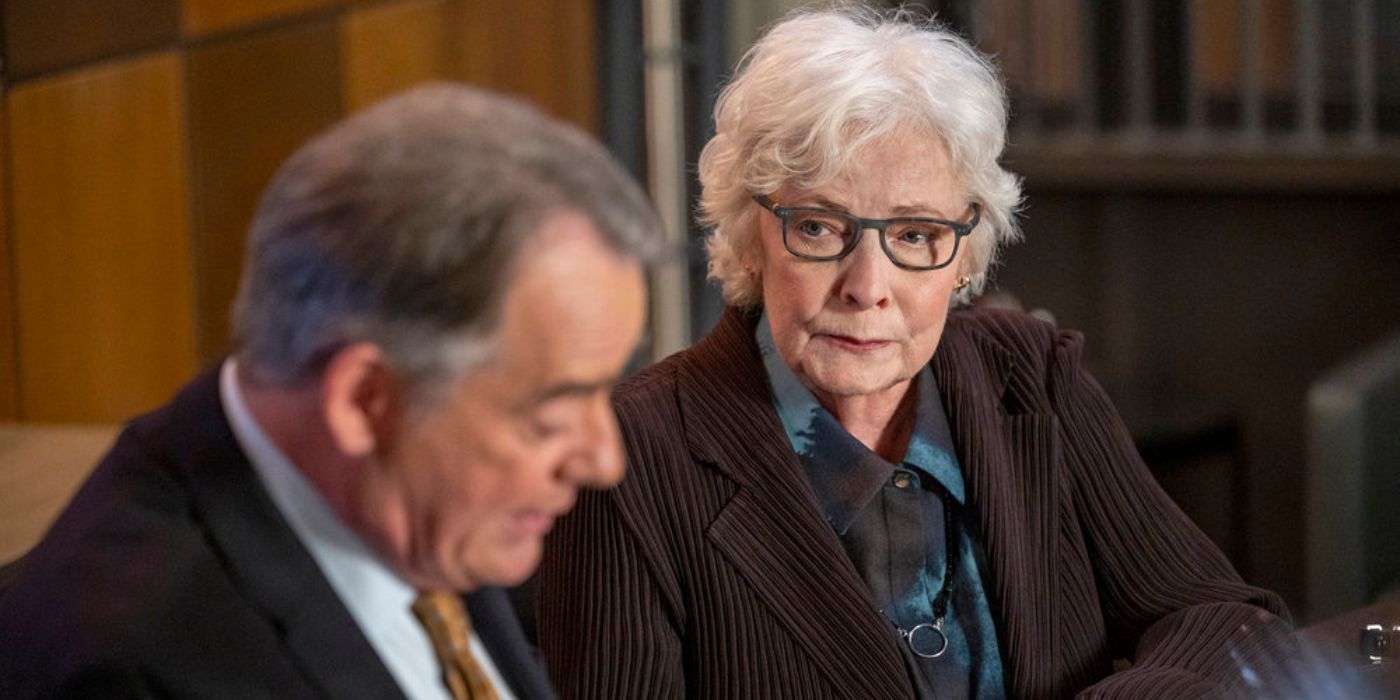 svu s24 e19 Lorraine Maxwell (Betty Buckley) olhando fora de foco Roger Briggs